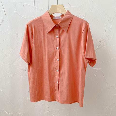 Camisa con botones de caramelo