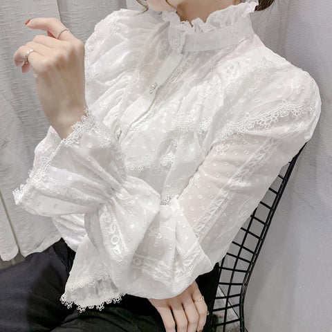 Hochgeschlossenes Hemd mit Rüschenspitze und Knopfleiste