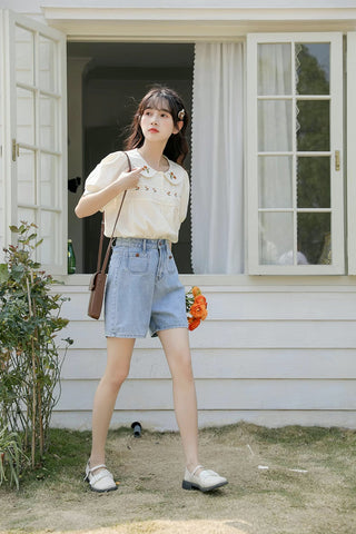 Blusa bordada con gerberas naranjas