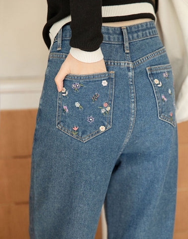 Jeans mit Blumentaschenstickerei