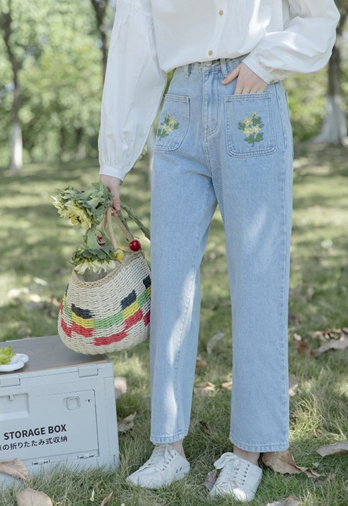 Vaqueros de bolsillo con bordado de margaritas y estrellas 