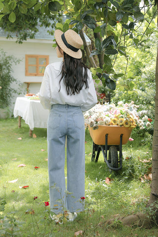 Vaqueros con bolsillo y rosas bordadas