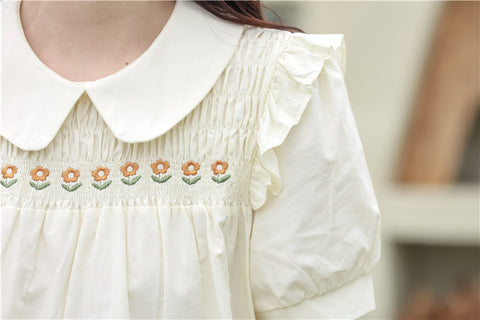 Blusa de manga corta con cadena de margaritas