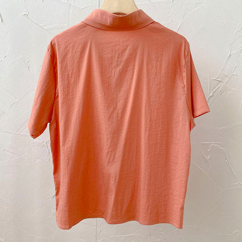 Camisa con botones de caramelo