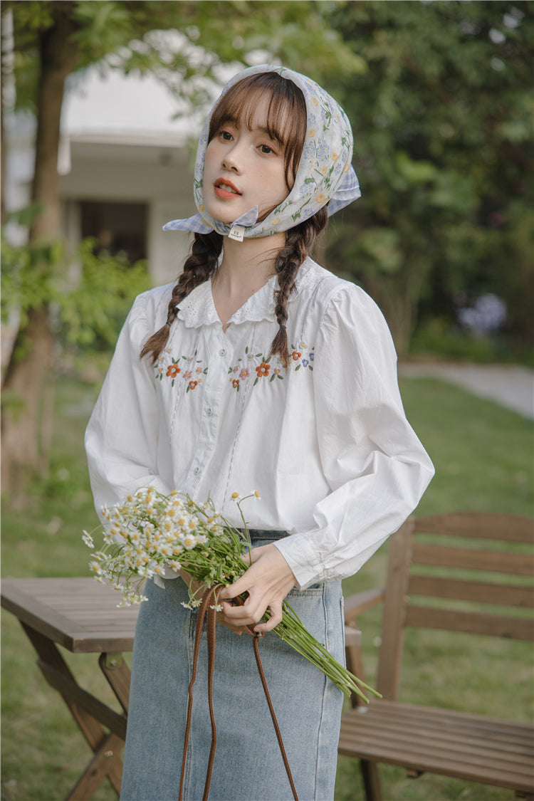 Blusa bordada con flores caídas