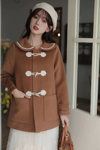 Abrigo tipo trenca con cuello Peter Pan y botones
