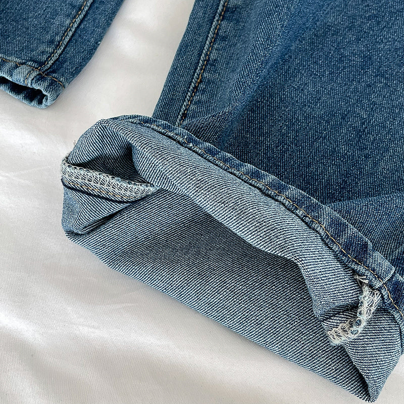 Jeans mit Blumentaschenstickerei