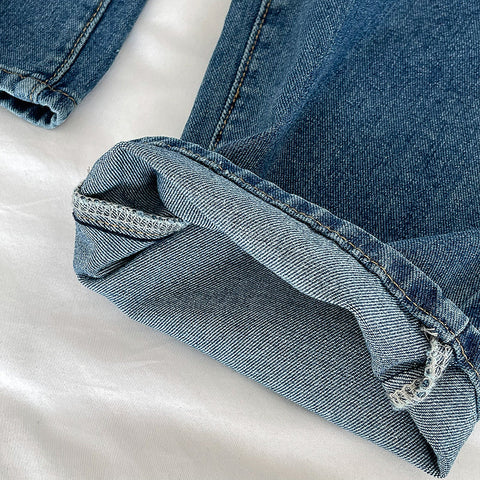 Jeans mit Blumentaschenstickerei