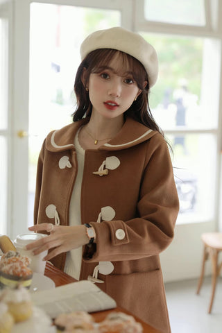 Abrigo tipo trenca con cuello Peter Pan y botones