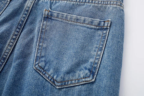 Jeans mit aufgestickten Gänseblümchen