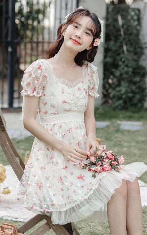 Vestido mini con enagua de rosas delicadas