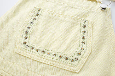 Mono corto con cadena de margaritas