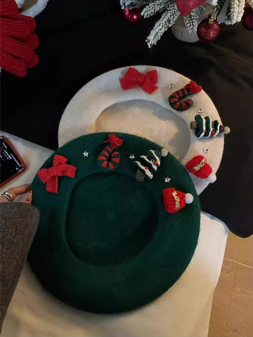Boina con amuletos navideños
