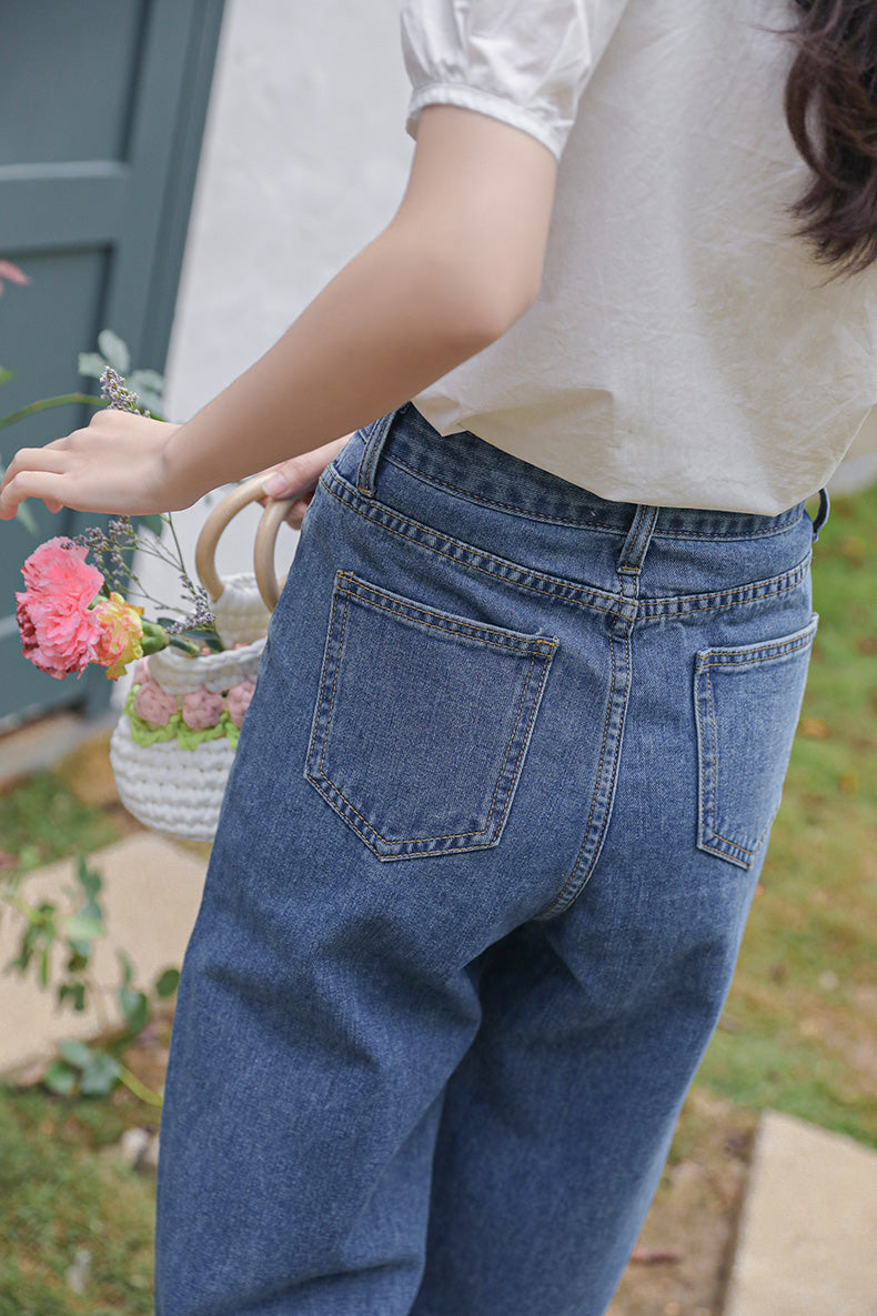 Jeans mit Tulpenspitzen-Stickerei