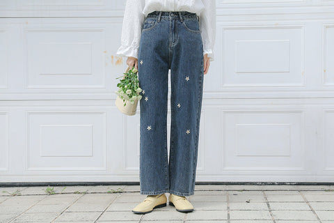 Jeans mit Gänseblümchen-Stickerei