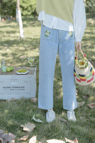 Vaqueros de bolsillo con bordado de margaritas y estrellas 