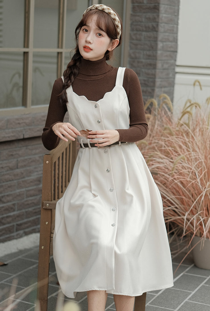 Camisole-Kleid mit Muschelsaum und Knopfleiste