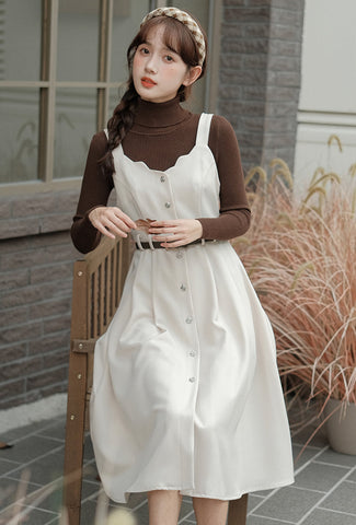 Camisole-Kleid mit Muschelsaum und Knopfleiste