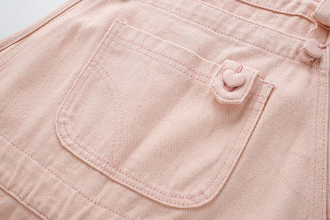 Kurzer Overall mit Herzmotiv