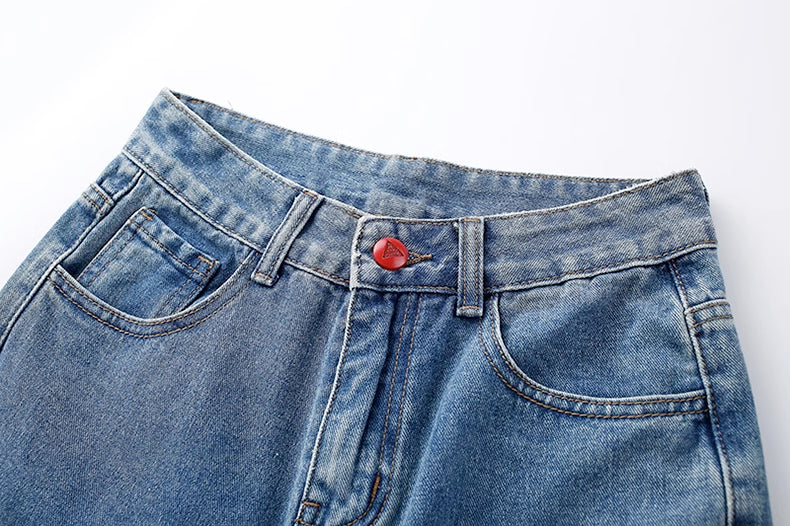 Jeans mit aufgestickten Gänseblümchen