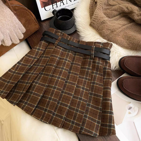 Muskatnussfarbener Mini-Faltenrock mit Karomuster