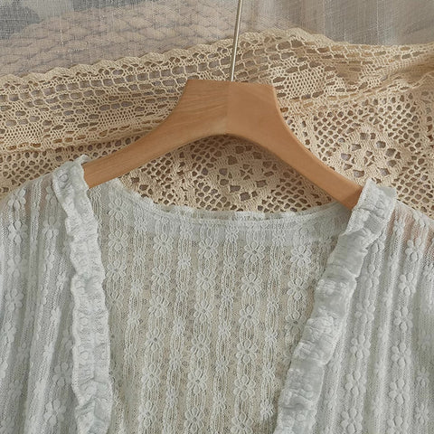 Transparente Strickjacke mit floraler Spitze