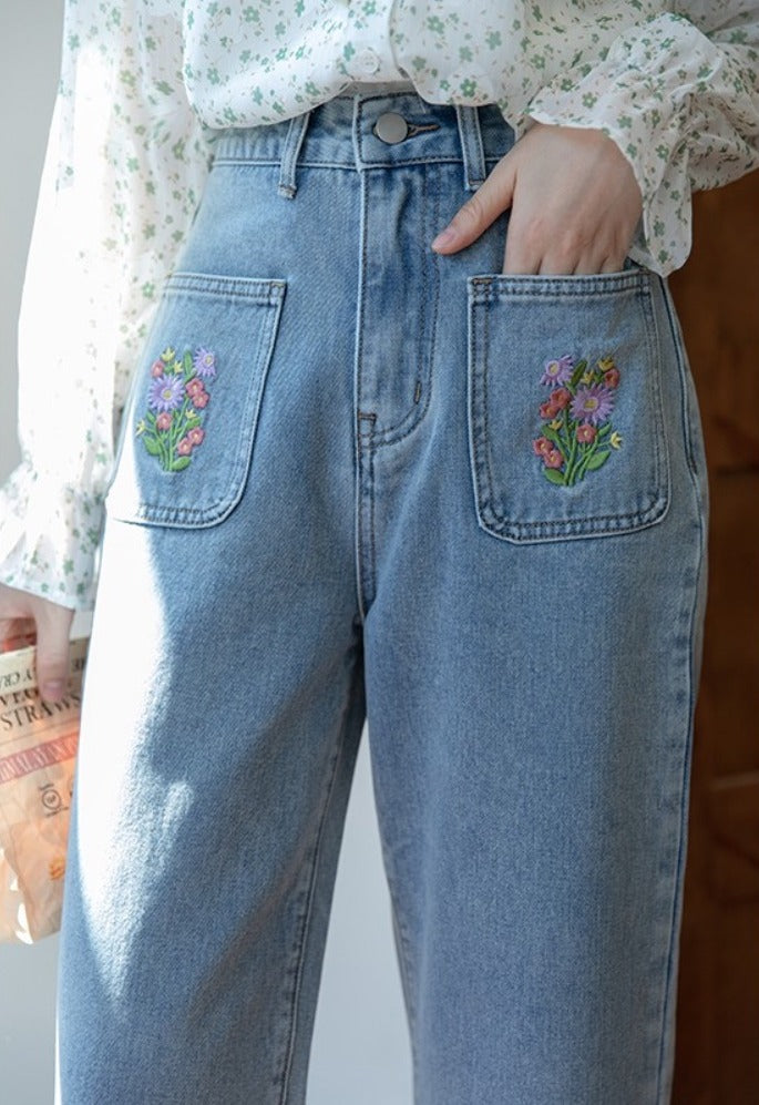 Jeans mit bestickten Blumentaschen