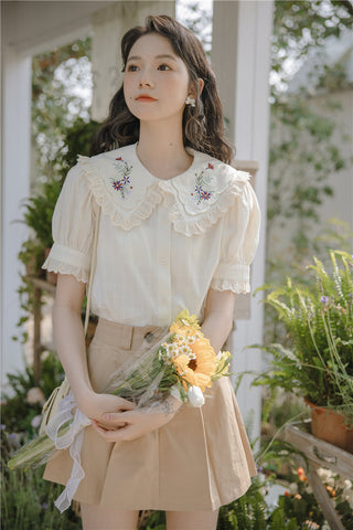 Blusa bordada con flores silvestres