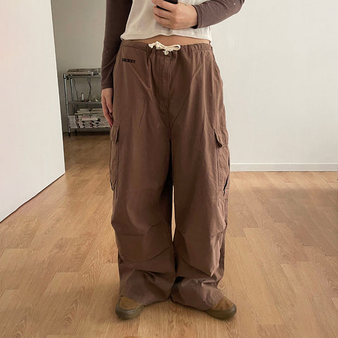 Braune Baggy-Fallschirmhose mit Rüschen