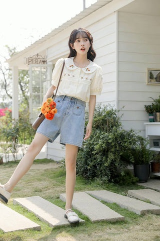 Blusa bordada con gerberas naranjas