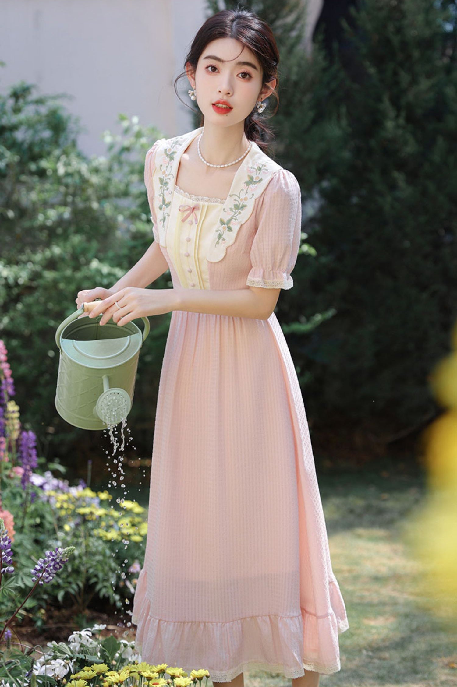 Vestido midi dulce con bordado floral