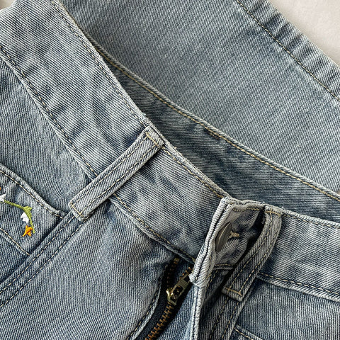 Jeans mit Blumenrankenstickerei