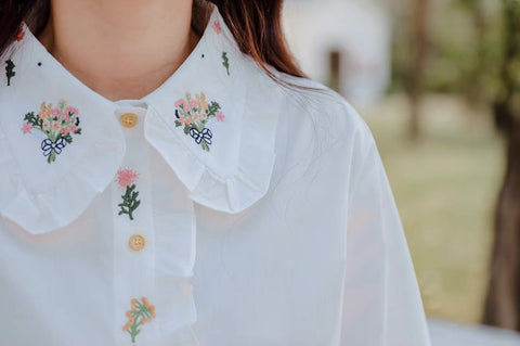 Bluse mit Blumenstrauß-Stickerei