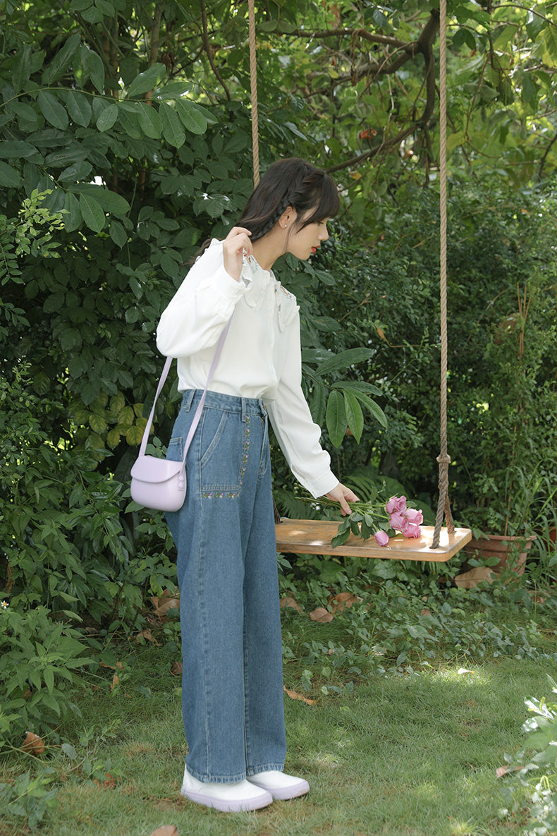 Retro-Jeans mit Blumenmuster und Taschen in Amethyst