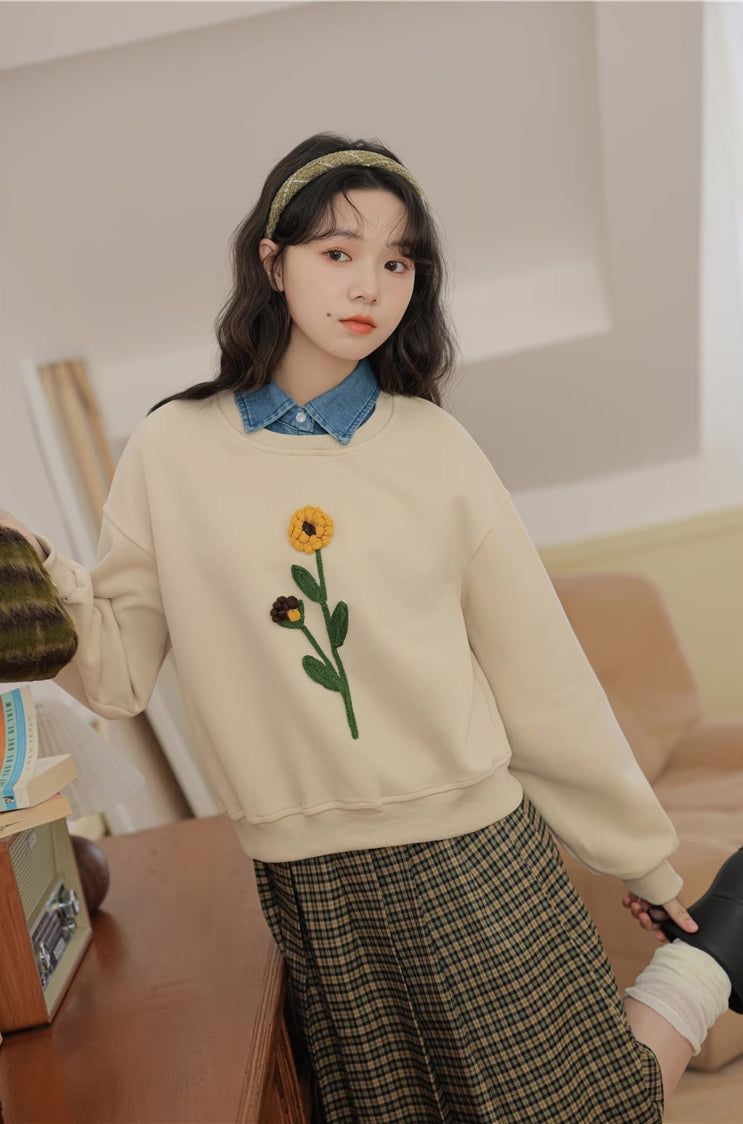 Sudadera con pompones y flores silvestres