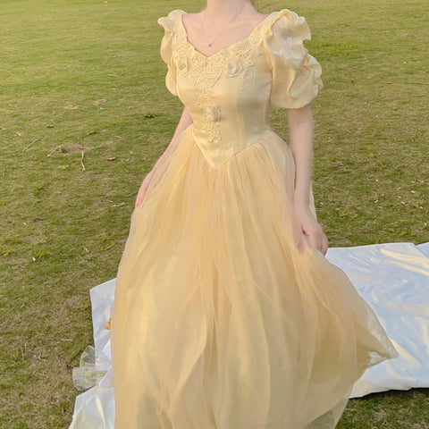 Belle – Maxikleid aus Satin mit Puffärmeln