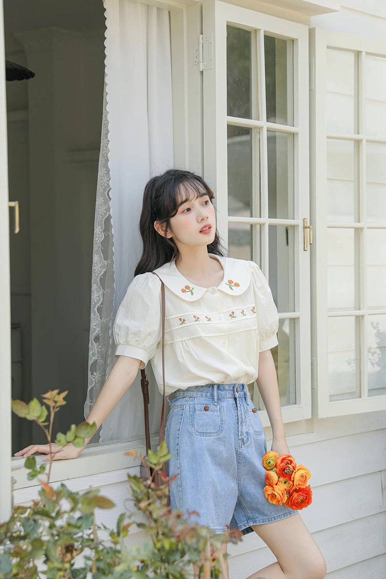 Blusa bordada con gerberas naranjas