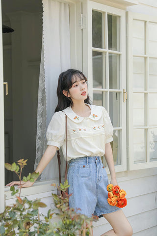 Blusa bordada con gerberas naranjas