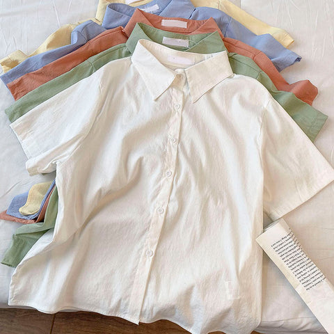 Camisa con botones de caramelo