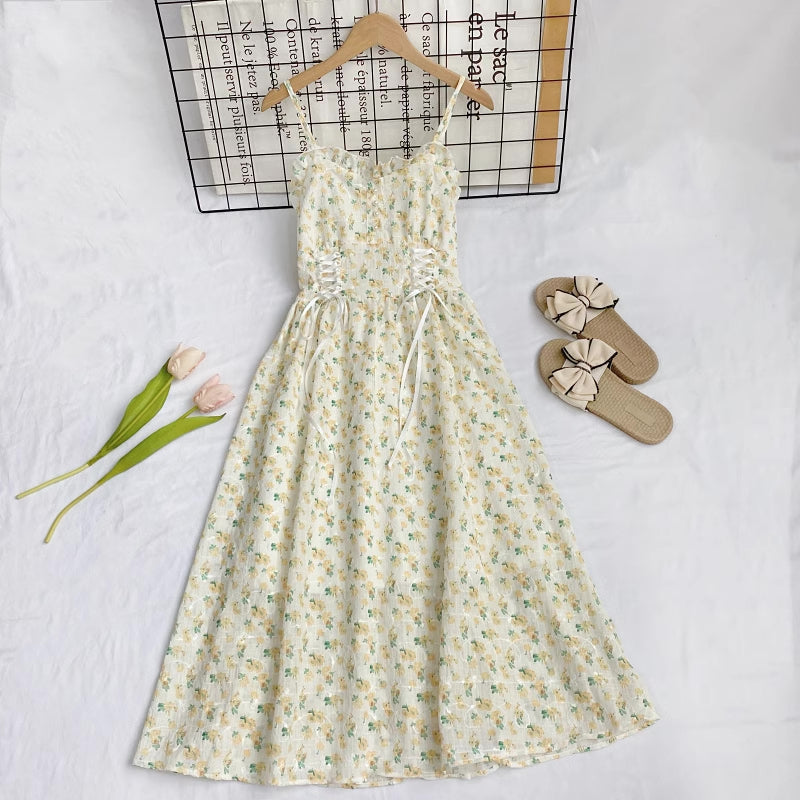 Vestido camisola con cordones y flores de mayo