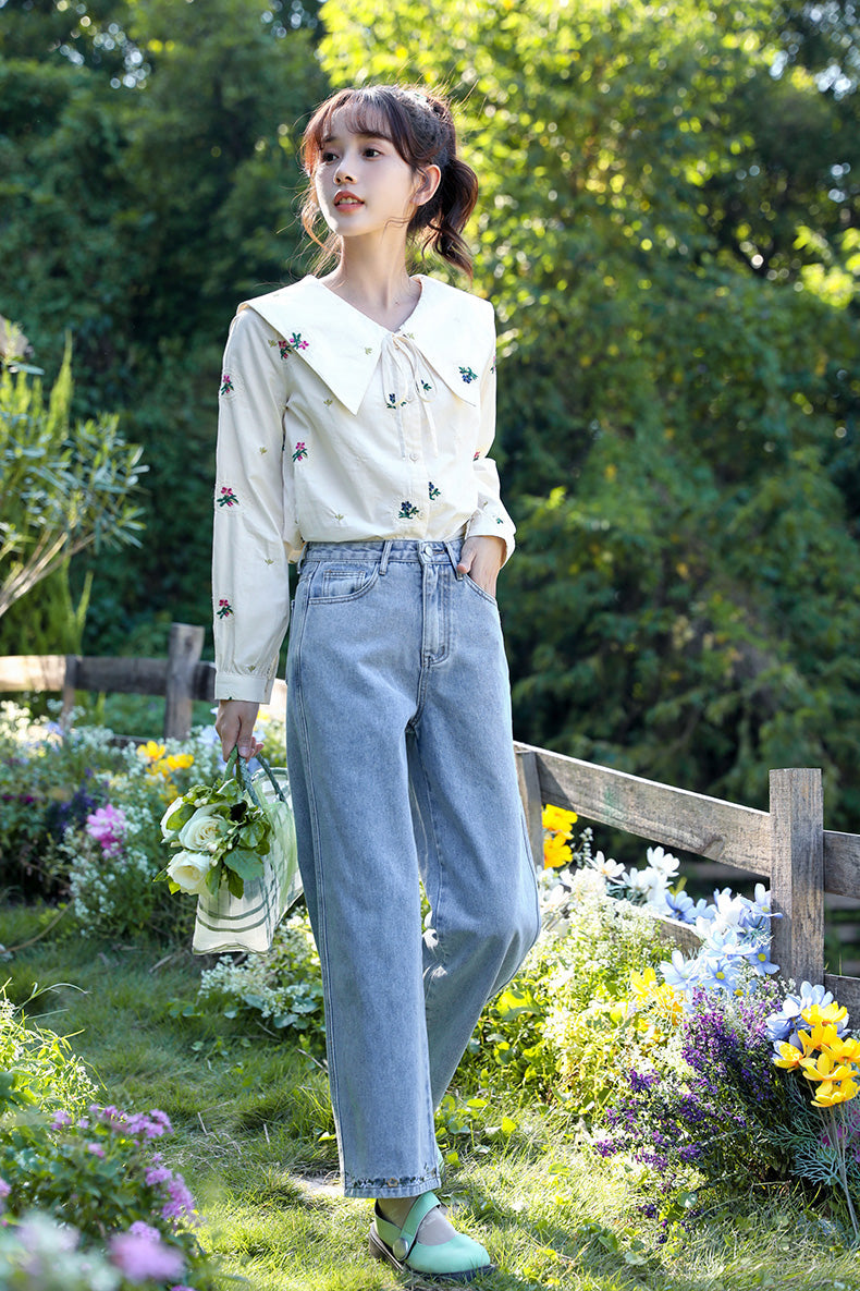 Jeans mit Blumenstickerei am Saum