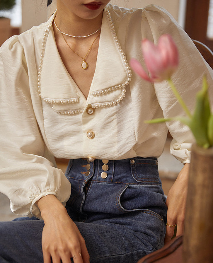 Blusa de satén con cuello de perla