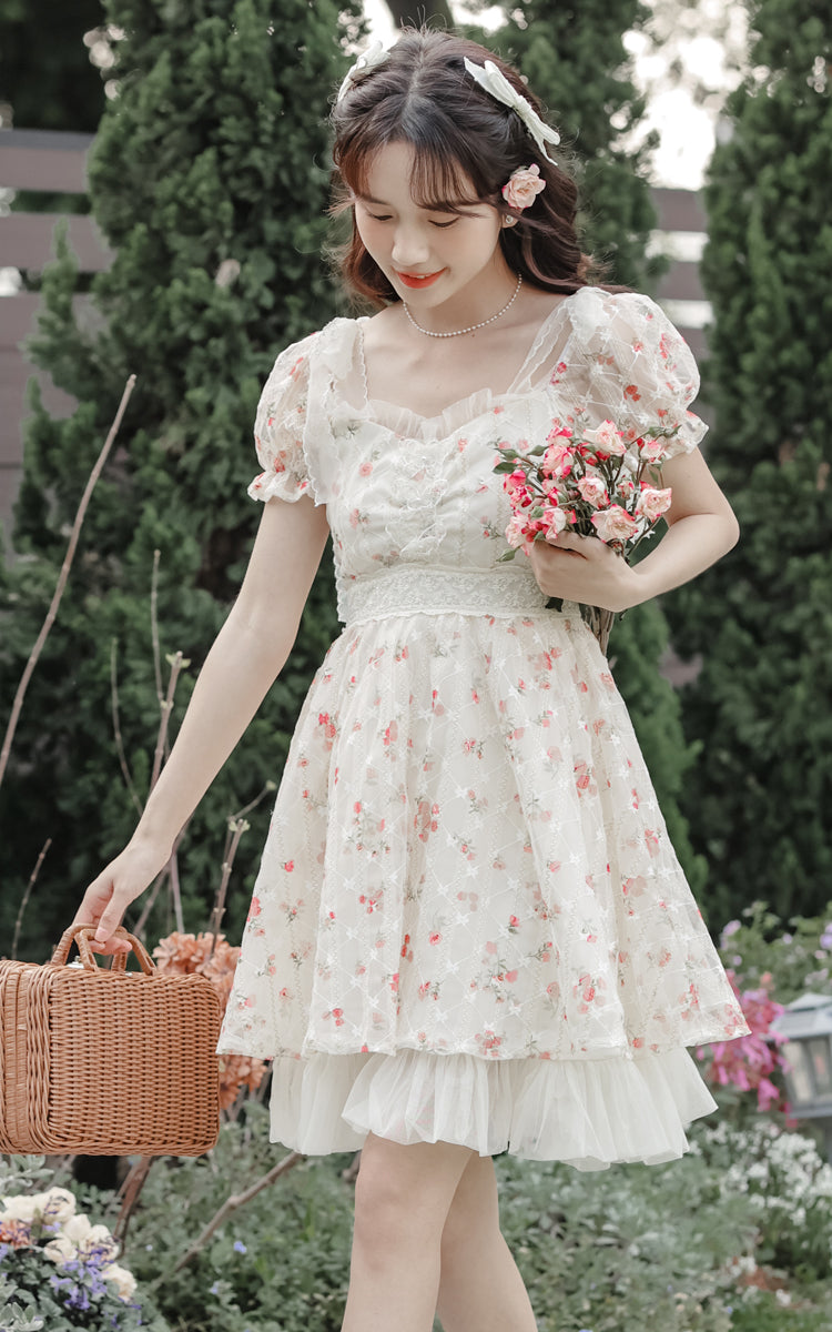 Vestido mini con enagua de rosas delicadas