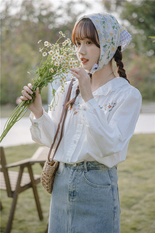 Bluse mit fallenden Blumenstickereien