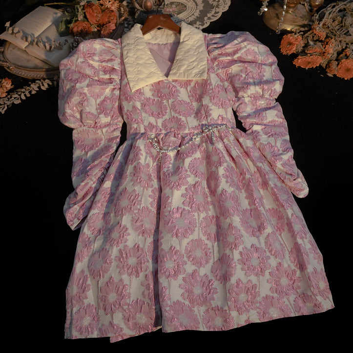 Vestido de jacquard con margaritas y mangas abullonadas