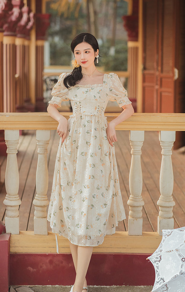 Vestido midi con cordones y estampado floral