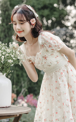 Vestido mini con enagua de rosas delicadas