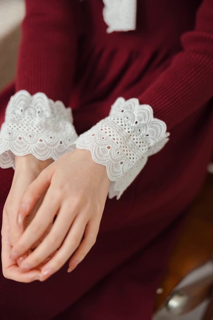 Midi-Pulloverkleid mit Spitzenbesatz