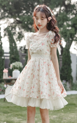Vestido mini con enagua de rosas delicadas