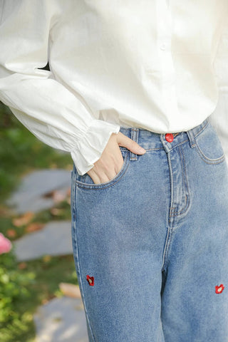 Jeans mit aufgestickten Gänseblümchen